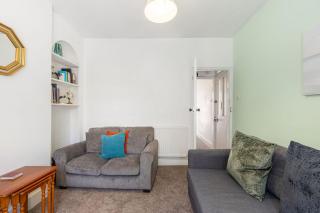 GuestReady - Charming Kingston Home with Garden - 4