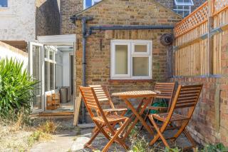 GuestReady - Charming Kingston Home with Garden - 9