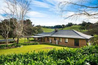 Whispering Vines - Scenic Country Retreat with Pool - 5