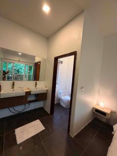 Jungle Breeze Bungalow, Fast WiFi, Quiet Retreat - 5