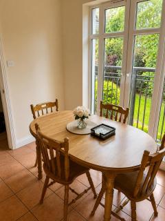 3 Bed Apartment in Galway Sleeps 5 with Balcony & Free Parking - 3