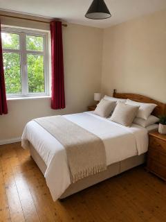 3 Bed Apartment in Galway Sleeps 5 with Balcony & Free Parking - 0