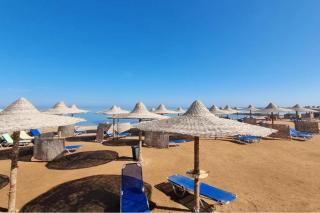 Beachfront Stay - Pool - Balcony - Central - 2
