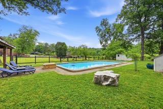 4 BR Suburban Escape - Pool, Tennis, Trails, Gym - 2