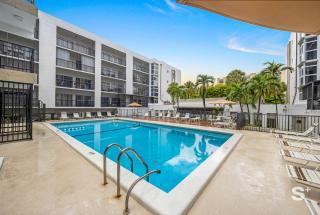 Sunny Isles Beach 2BR - Pool & Balcony Near Beach - 0