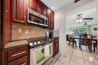 Sunny Isles Beach 2BR - Pool & Balcony Near Beach - 4
