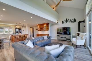 Luxury Poconos Townhouse with Resort Perks! - 8