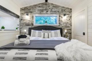 Secluded Luxury Cabin w/ Hot Tub & Fireplace - 6
