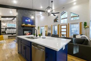 Secluded Luxury Cabin w/ Hot Tub & Fireplace - 3