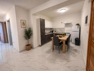 Spacious 4BR Apartment with 2 Bathrooms - 7