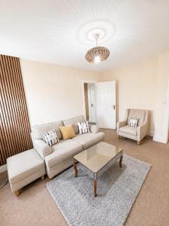 Modern 4BR House I Free Parking I Near City Hospital - 9