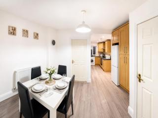 Modern 4BR House I Free Parking I Near City Hospital - 7