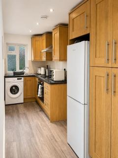Modern 4BR House I Free Parking I Near City Hospital - 6