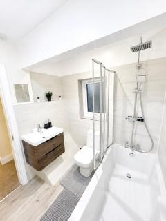 Modern 4BR House I Free Parking I Near City Hospital - 3