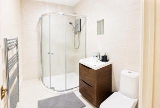 Modern 4BR House I Free Parking I Near City Hospital - 2