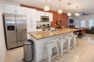 Three Bedroom Condo - 9 Beds - Pool - Walk to Beach - 8