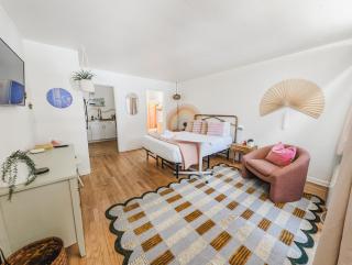 The Rainbow Room - Studio Apt - 3