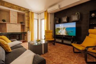 Central, Homely & Bright Gem with Balcony, Fast WiFi & Workspace by The Front Desk - 0