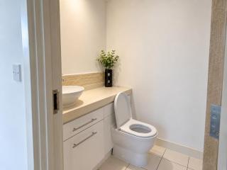 Modern 2 Bed Apartment - 0