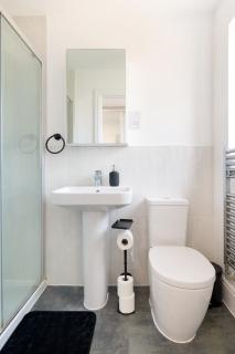 Modern 3BR Reading Home, EV Charger & Parking - 8