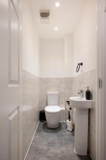 Modern 3BR Reading Home, EV Charger & Parking - 7