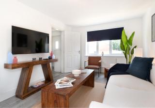 Modern 3BR Reading Home, EV Charger & Parking - 1