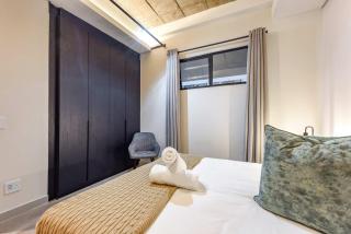 The Lineal 014 - Stylish 2BR in Sandton Central Pool, WiFi - 4