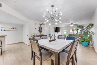 Ground Floor Beachfront 2 Steps From Amenities IV - 6