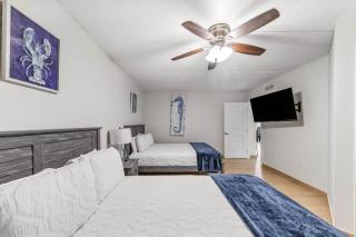 Ground Floor Beachfront 2 Steps From Amenities IV - 3