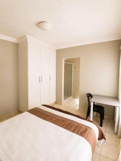 Private En-Suite Room, 10 Min to O R Tambo - 2