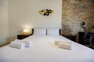 Central, Homely & Bright Gem with Balcony, Fast WiFi & Workspace by The Front Desk - 7