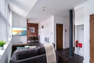 Central Liverpool 1 Bed Apartment w Balcony - 6