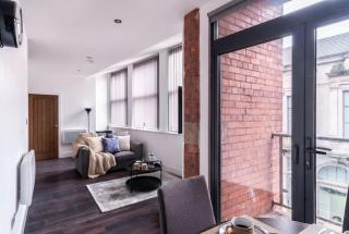 Central Liverpool 1 Bed Apartment w Balcony - 3