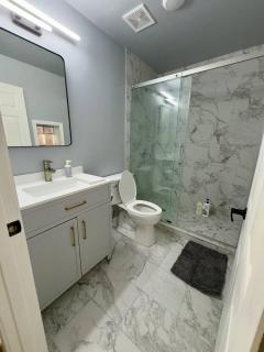 4BR Downtown Retreat Free Street Parking - 2