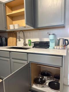 Spacious Apt 4 Queen Beds Free Parking - 6