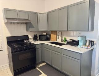 Spacious Apt 4 Queen Beds Free Parking - 3