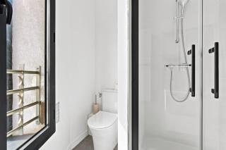 Chambre avec salle de bain privative, bureau et TV - 2