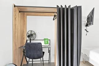 Chambre avec salle de bain privative, bureau et TV - 1