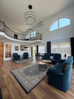 Cozy Hillside Home - Gated & Scenic - 0