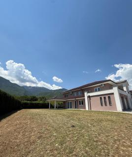 Cozy Hillside Home - Gated & Scenic - 4