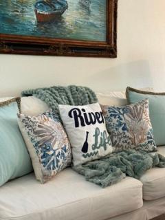 Heated Pool Riverfront / Ferry to Beach /Game Room - 9