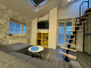 Balcony Bliss Main Square Loft - 7
