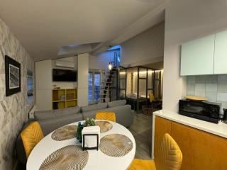 Balcony Bliss Main Square Loft - 1