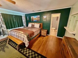 Camp Coleman-Theater Room - Game Room - Sleeps 29 - 1