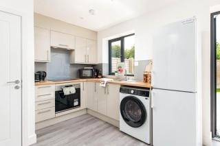 NEW-Modern Eco 4 Bed-Business and Leisure-Parking-EV Charger-By FabAccommodation - 4