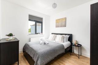 NEW-Modern Eco 4 Bed-Business and Leisure-Parking-EV Charger-By FabAccommodation - 7