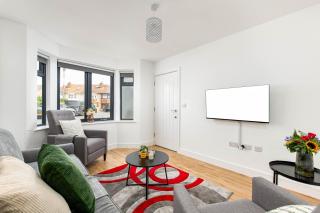 NEW-Modern Eco 4 Bed-Business and Leisure-Parking-EV Charger-By FabAccommodation - 3