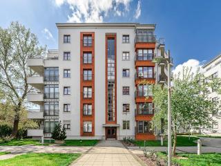 Parkside Flat with Private Garage - 0
