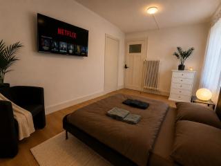 Cozy Modern Room with Netflix, WiFi and Self Check-in - 2