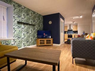 Central 2 Bed Flat Main door On street parking - 4
